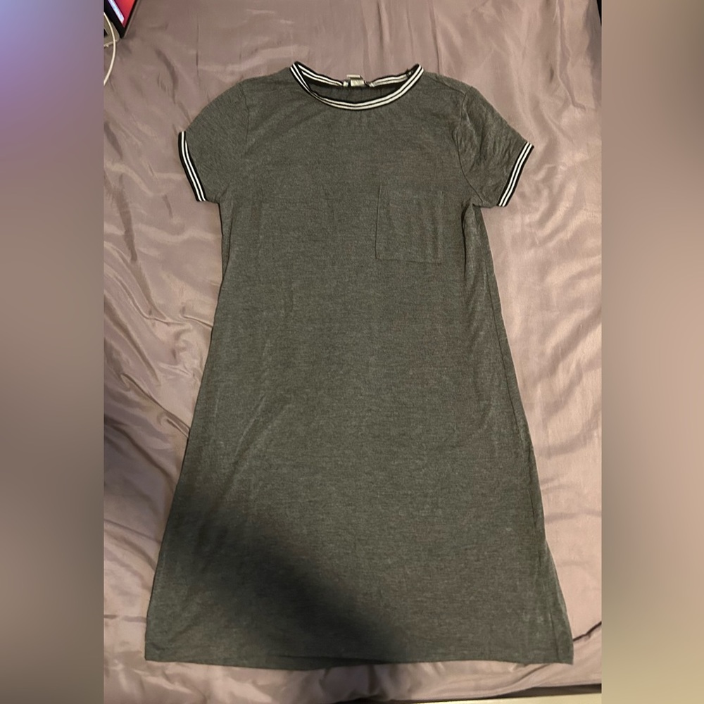 A grey forever 21 T-shirt dress